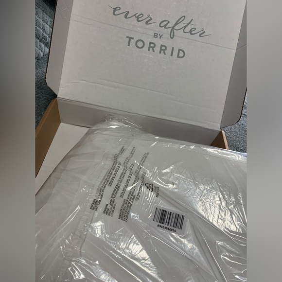 Torrid Women’s White Lace Off Shoulder A-Line Wedding Dress Size 10 NWT NIB - Picture 12 of 13